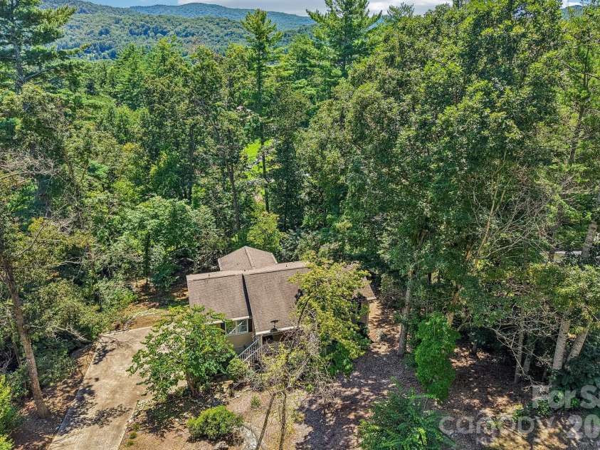 7 Maple Leaf Drive, Hendersonville, NC 28739.  MLS# CAR4417635, YatesRealty ID 46560. 