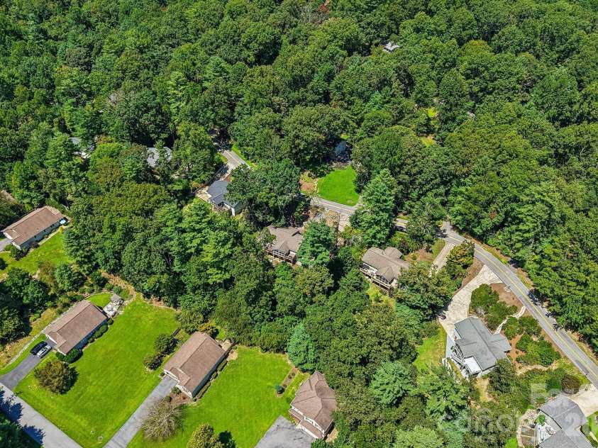 7 Maple Leaf Drive, Hendersonville, NC 28739.  MLS# CAR4417635, YatesRealty ID 46560. 