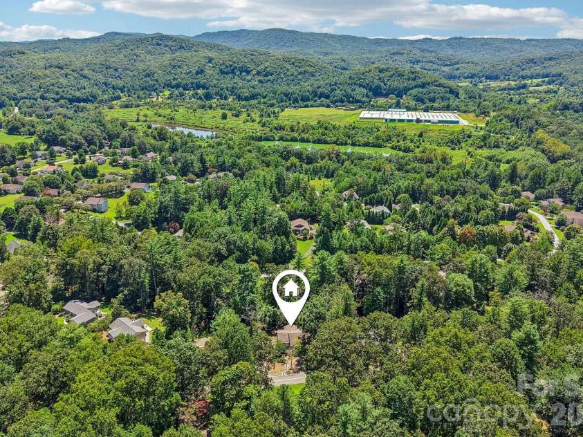7 Maple Leaf Drive, Hendersonville, NC 28739.  MLS# CAR4417635, YatesRealty ID 46560. 