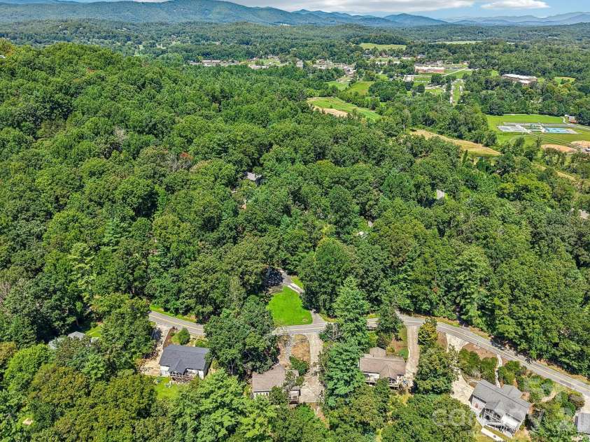 7 Maple Leaf Drive, Hendersonville, NC 28739.  MLS# CAR4417635, YatesRealty ID 46560. 