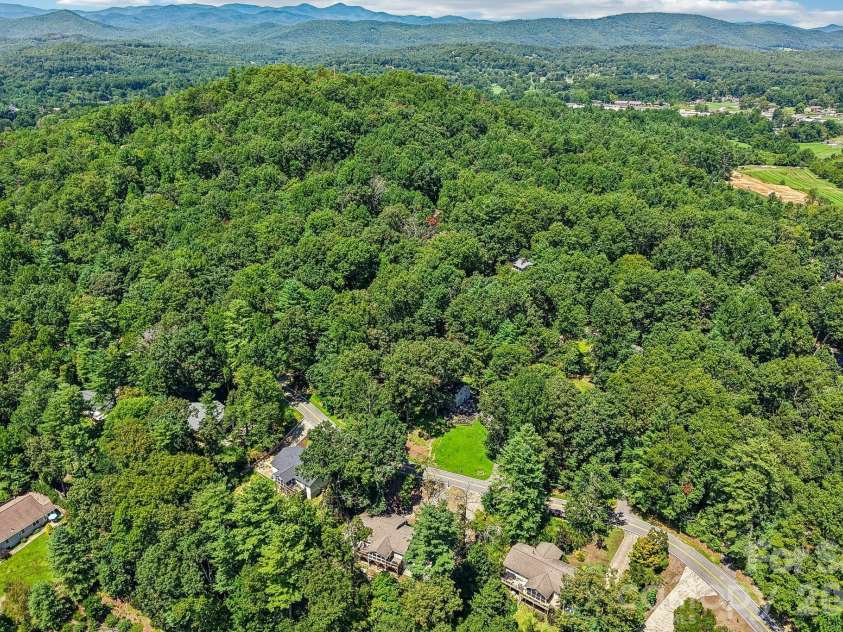 7 Maple Leaf Drive, Hendersonville, NC 28739.  MLS# CAR4417635, YatesRealty ID 46560. 