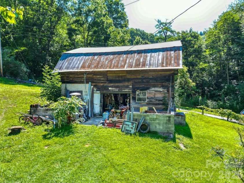 901 Rufus Robinson Road, Sylva, NC 28779.  MLS# CAR4413347, YatesRealty ID 46568. 