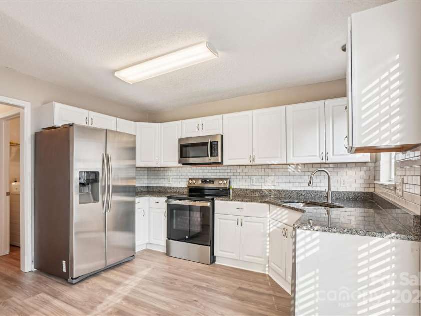 10630 Northwoods Forest Drive, Charlotte, NC 28214.  MLS# CAR4326033, YatesRealty ID 4657. Kitchen