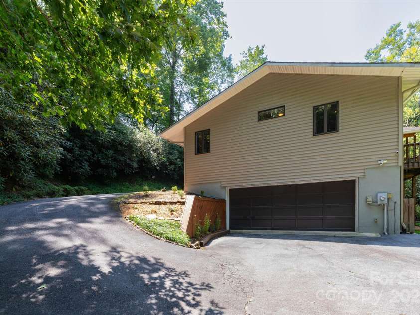 401 Silver Fox Lane, Pisgah Forest, NC 28768.  MLS# CAR4171415, YatesRealty ID 4657. 