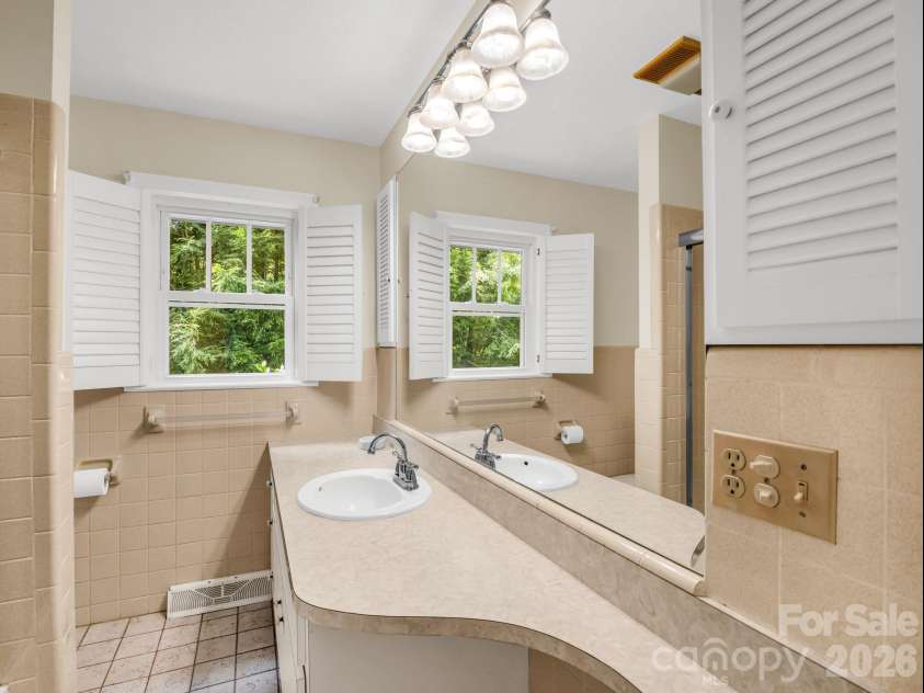 370 Orchard Circle, Laurel Park, NC 28739.  MLS# CAR4416531, YatesRealty ID 46572. Hallway Bathroom