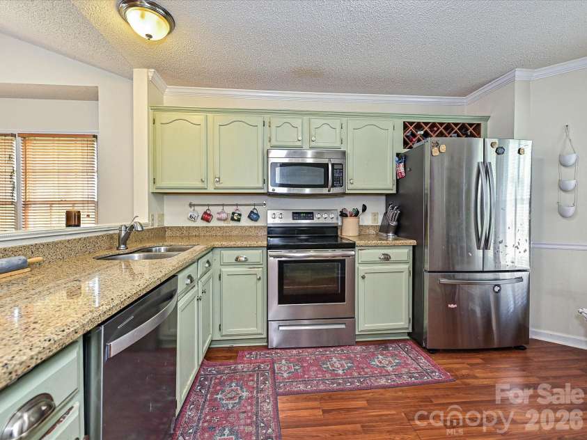 7813 Bridle Court, Charlotte, NC 28216.  MLS# CAR4417728, YatesRealty ID 46576. Kitchen