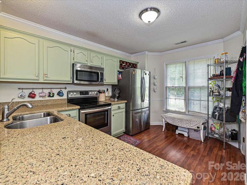7813 Bridle Court, Charlotte, NC 28216.  MLS# CAR4417728, YatesRealty ID 46576. Kitchen