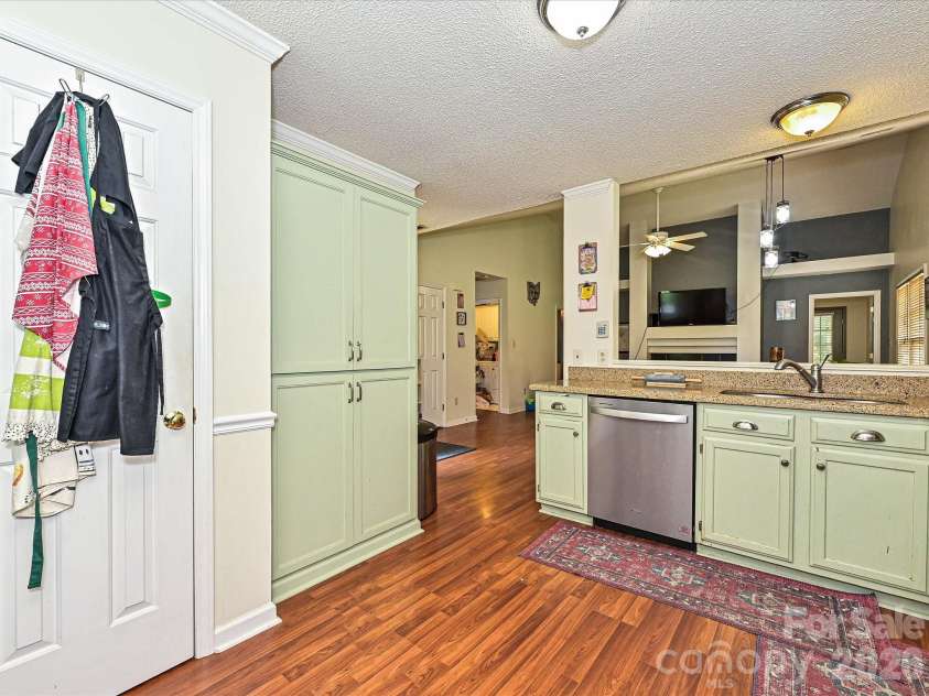 7813 Bridle Court, Charlotte, NC 28216.  MLS# CAR4417728, YatesRealty ID 46576. Kitchen