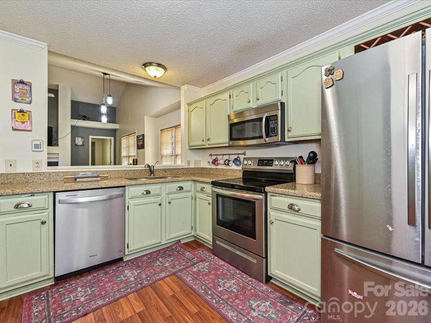 7813 Bridle Court, Charlotte, NC 28216.  MLS# CAR4417728, YatesRealty ID 46576. Kitchen