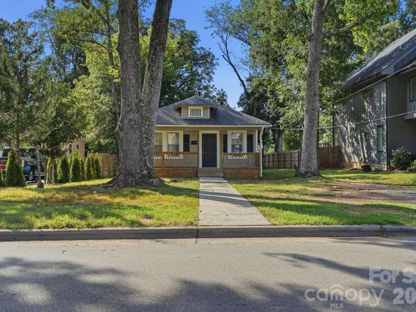 401 Skyland Avenue, Charlotte, NC 28205.  MLS# CAR4416885, YatesRealty ID 46577. 