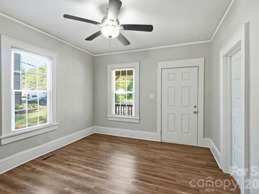 401 Skyland Avenue, Charlotte, NC 28205.  MLS# CAR4416885, YatesRealty ID 46577. 