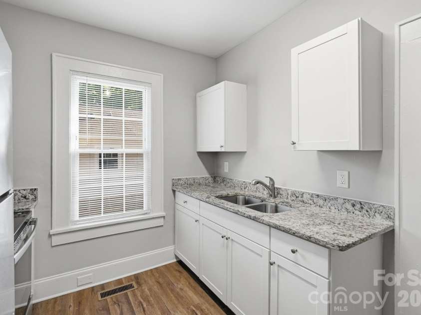 401 Skyland Avenue, Charlotte, NC 28205.  MLS# CAR4416885, YatesRealty ID 46577. 