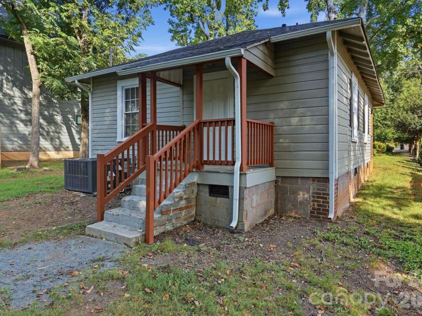 401 Skyland Avenue, Charlotte, NC 28205.  MLS# CAR4416885, YatesRealty ID 46577. 
