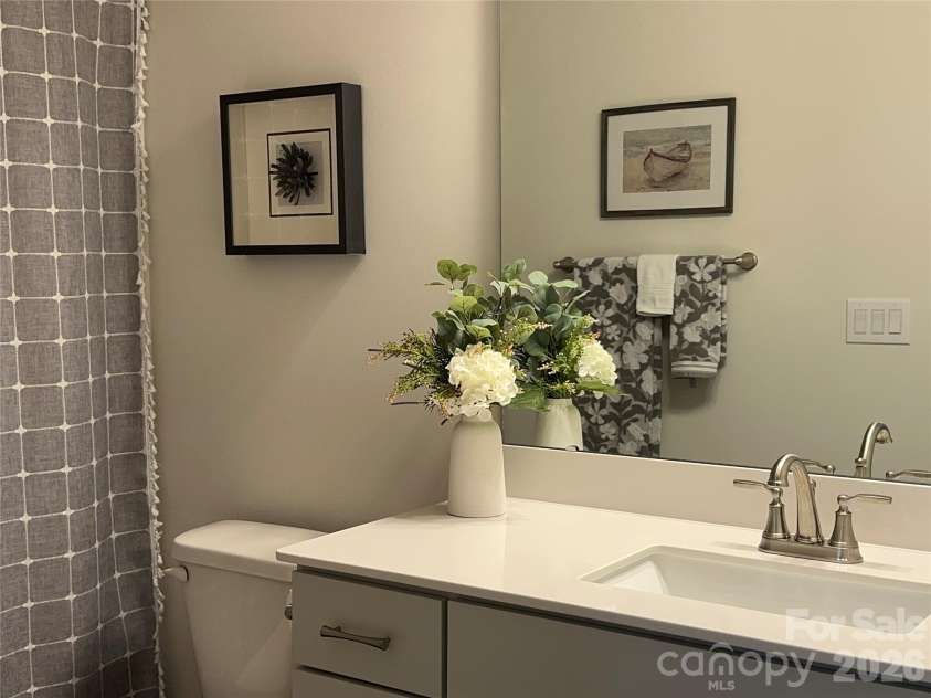 1104 Idyllic Lane, Waxhaw, NC 28173.  MLS# CAR4340433, YatesRealty ID 4658. Guest/Hall Bathroom