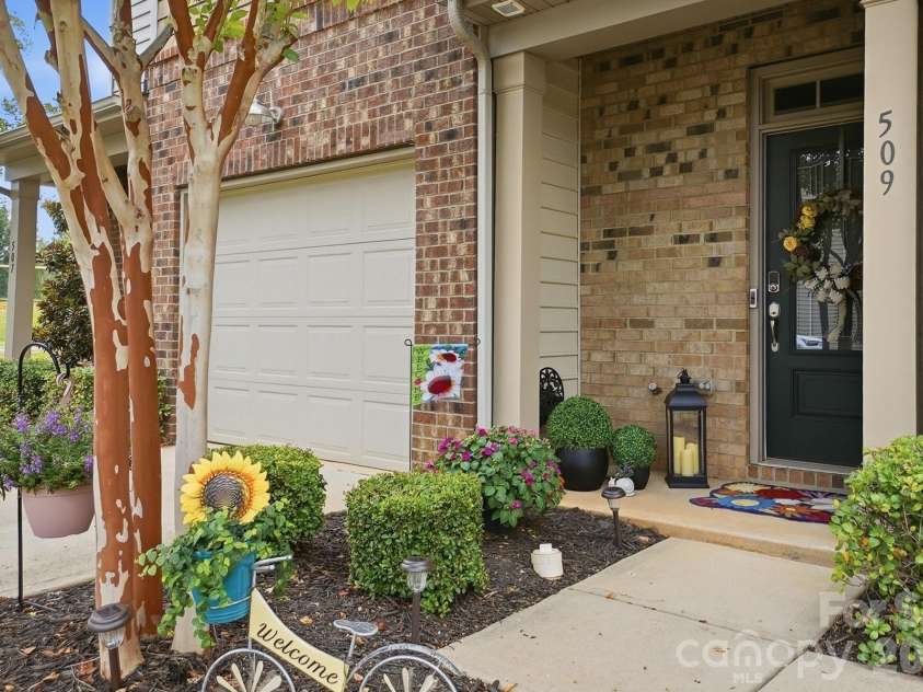 509 Common Raven Court, Fort Mill, SC 29715.  MLS# CAR4415596, YatesRealty ID 46582. Inviting front porch