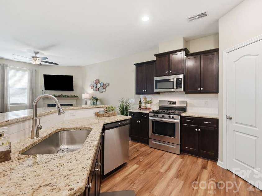 509 Common Raven Court, Fort Mill, SC 29715.  MLS# CAR4415596, YatesRealty ID 46582. Kitchen