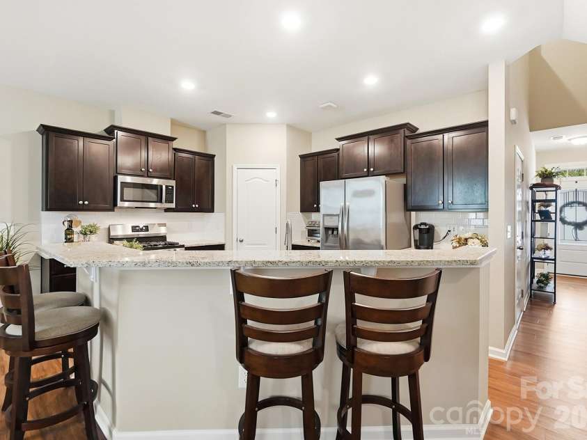 509 Common Raven Court, Fort Mill, SC 29715.  MLS# CAR4415596, YatesRealty ID 46582. Kitchen with breakfast bar
