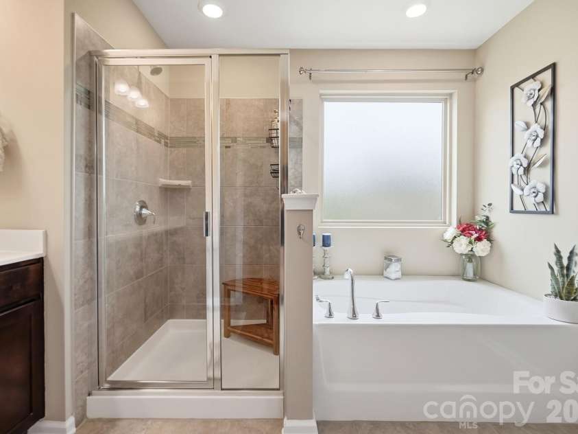 509 Common Raven Court, Fort Mill, SC 29715.  MLS# CAR4415596, YatesRealty ID 46582. Primary bath