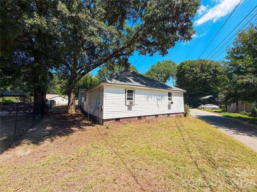 107 Drake Street, Gastonia, NC 28052.  MLS# CAR4417894, YatesRealty ID 46587. 