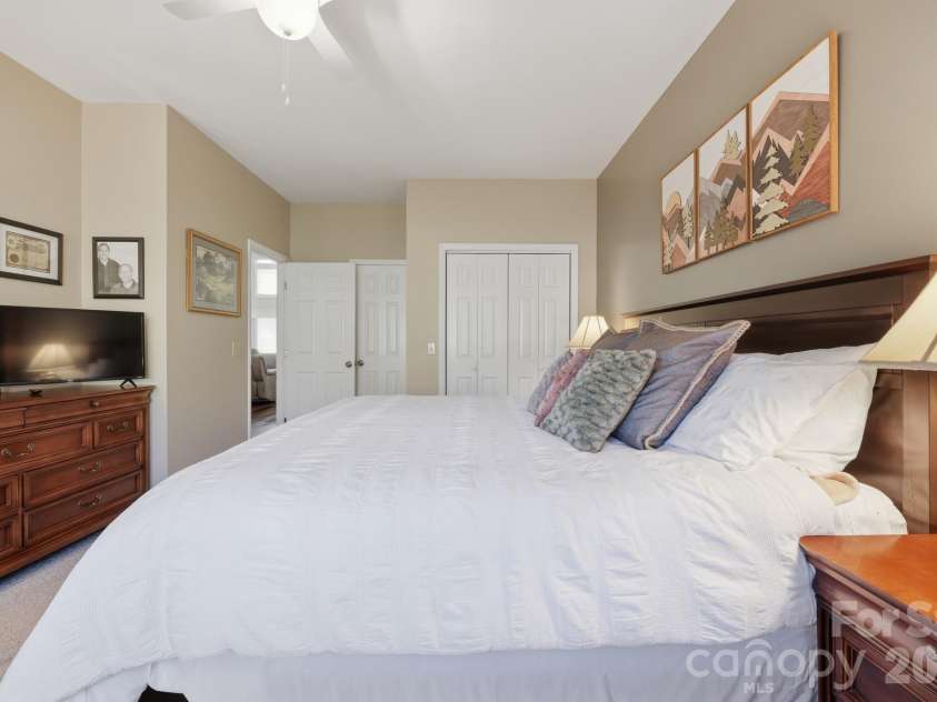 233 Lake View Place, Jefferson, NC 28640.  MLS# CAR4363025, YatesRealty ID 46588. 
