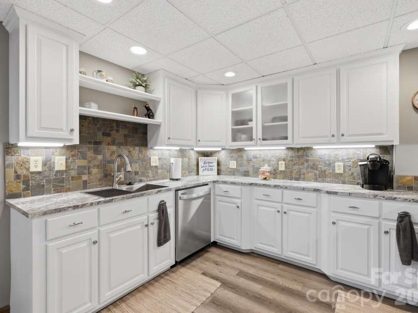233 Lake View Place, Jefferson, NC 28640.  MLS# CAR4363025, YatesRealty ID 46588. 