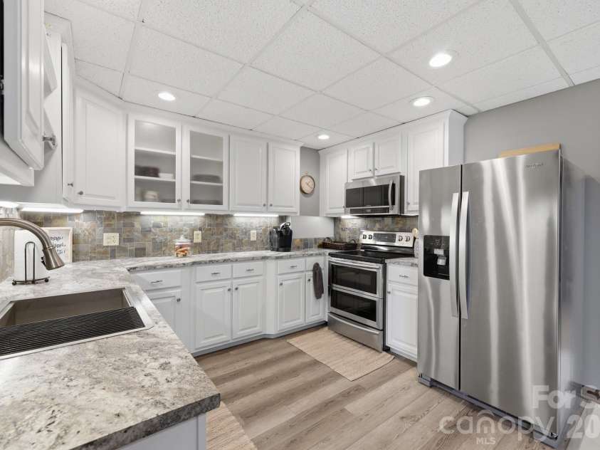 233 Lake View Place, Jefferson, NC 28640.  MLS# CAR4363025, YatesRealty ID 46588. 