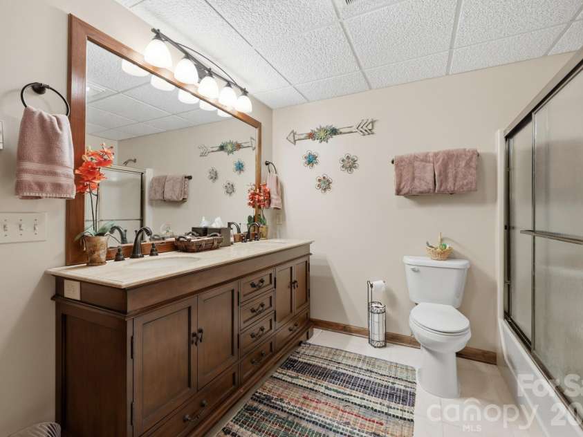233 Lake View Place, Jefferson, NC 28640.  MLS# CAR4363025, YatesRealty ID 46588. 