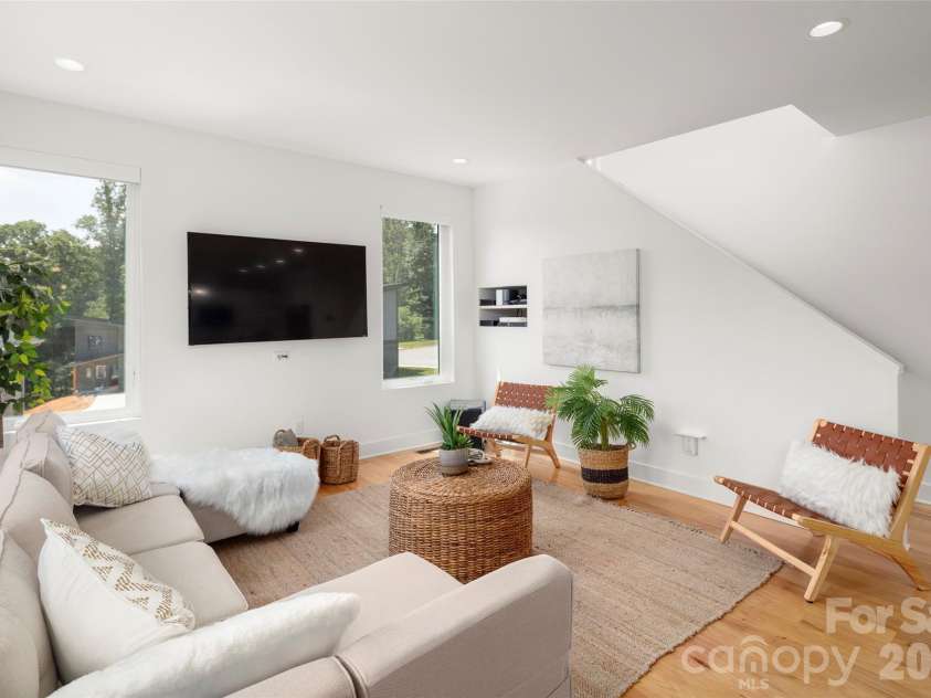303 Iron Ridge Loop, Asheville, NC 28806.  MLS# CAR4353423, YatesRealty ID 4659. Living Room