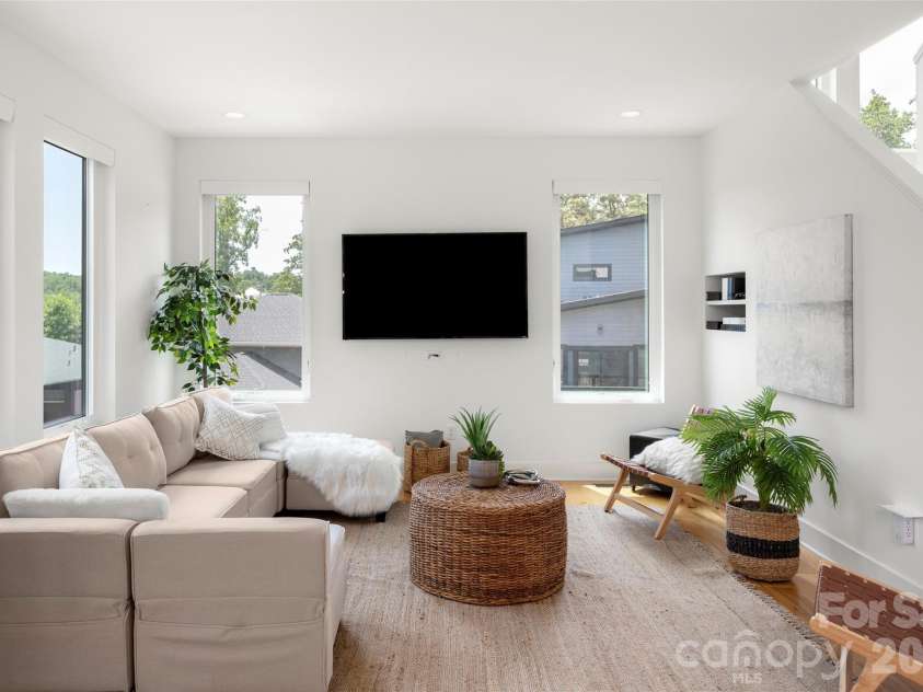 303 Iron Ridge Loop, Asheville, NC 28806.  MLS# CAR4353423, YatesRealty ID 4659. Living Room