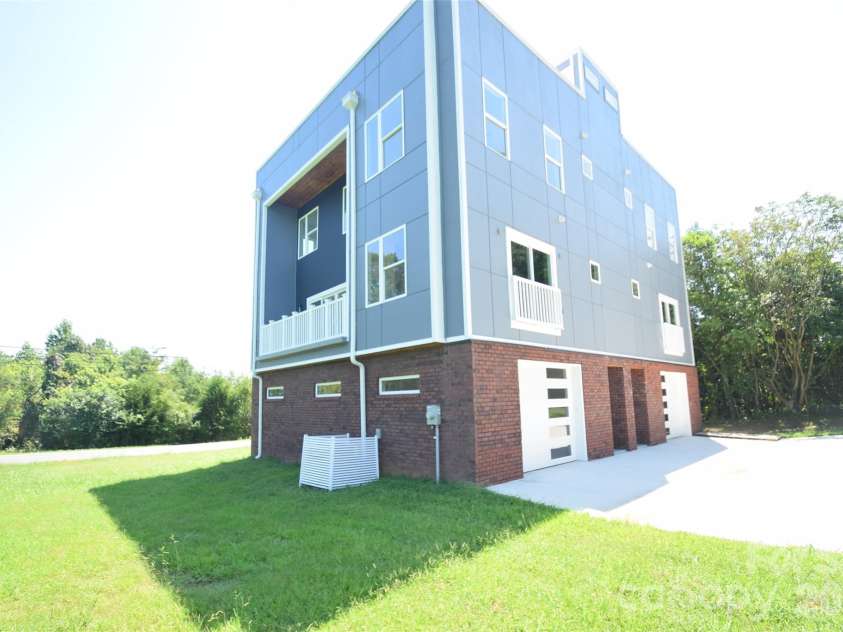 5108 Eaton Circle, Charlotte, NC 28208.  MLS# CAR4416731, YatesRealty ID 46593. 
