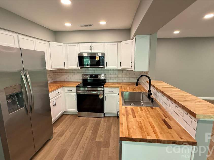 7725 Batavia Lane, Charlotte, NC 28213.  MLS# CAR4417906, YatesRealty ID 46595. 