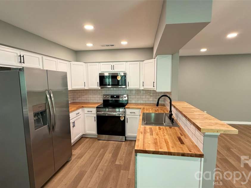7725 Batavia Lane, Charlotte, NC 28213.  MLS# CAR4417906, YatesRealty ID 46595. 