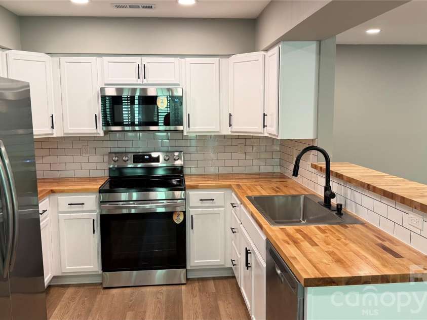 7725 Batavia Lane, Charlotte, NC 28213.  MLS# CAR4417906, YatesRealty ID 46595. 