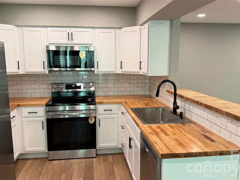 7725 Batavia Lane, Charlotte, NC 28213.  MLS# CAR4417906, YatesRealty ID 46595. 