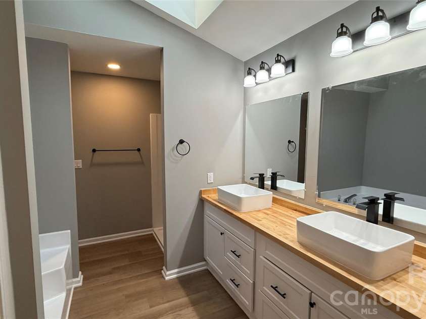 7725 Batavia Lane, Charlotte, NC 28213.  MLS# CAR4417906, YatesRealty ID 46595. 