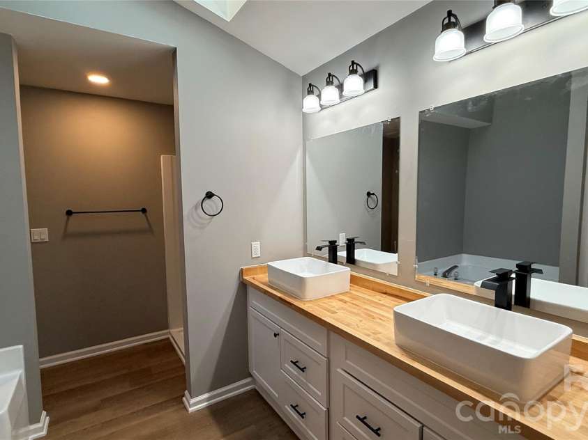 7725 Batavia Lane, Charlotte, NC 28213.  MLS# CAR4417906, YatesRealty ID 46595. 