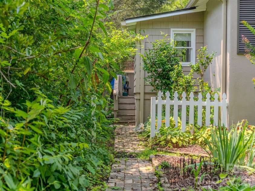 261 Forest Hill Drive, Asheville, NC 28803.  MLS# CAR4410429, YatesRealty ID 46596. 