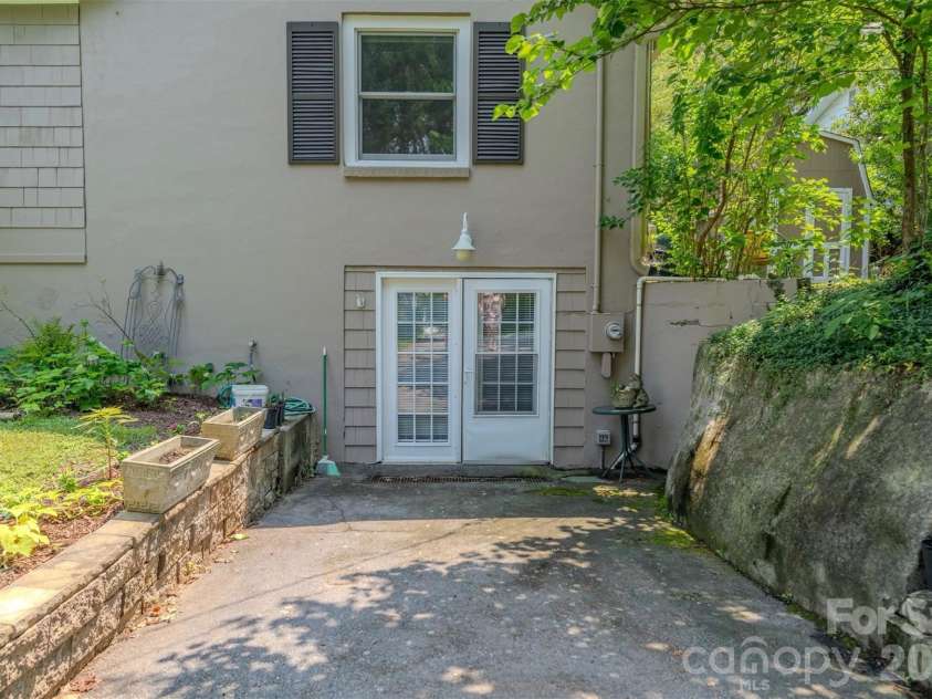 261 Forest Hill Drive, Asheville, NC 28803.  MLS# CAR4410429, YatesRealty ID 46596. 