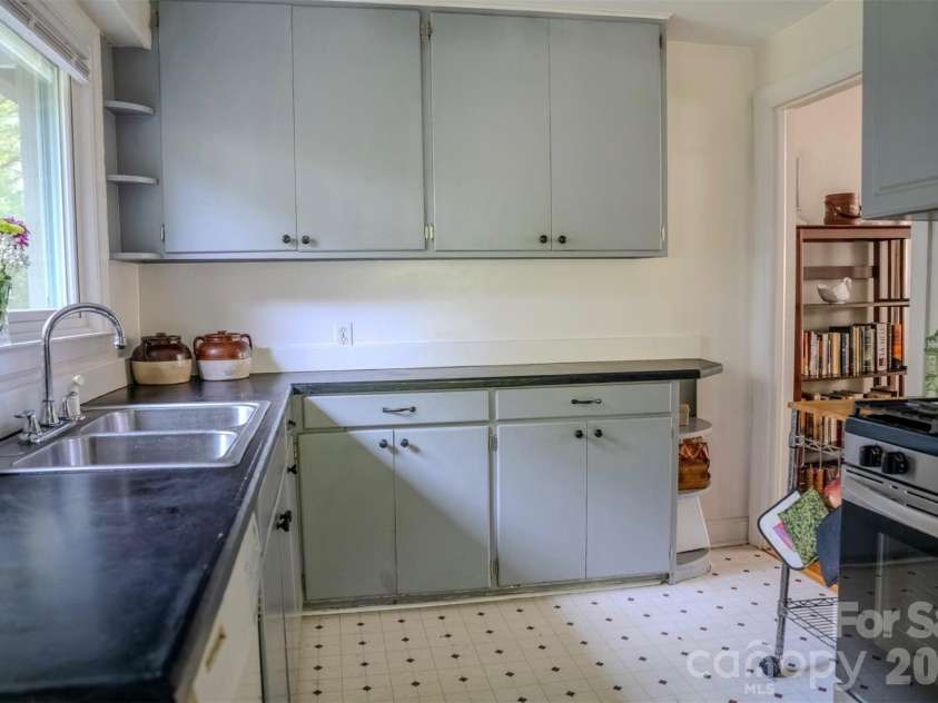 261 Forest Hill Drive, Asheville, NC 28803.  MLS# CAR4410429, YatesRealty ID 46596. 