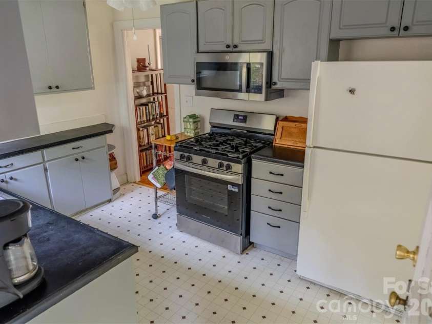261 Forest Hill Drive, Asheville, NC 28803.  MLS# CAR4410429, YatesRealty ID 46596. 