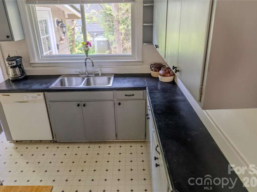 261 Forest Hill Drive, Asheville, NC 28803.  MLS# CAR4410429, YatesRealty ID 46596. 