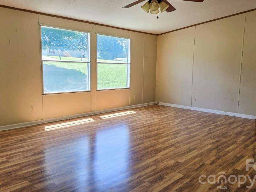 176 Crown Court, Kings Mountain, NC 28086.  MLS# CAR4417909, YatesRealty ID 46600. Dining
