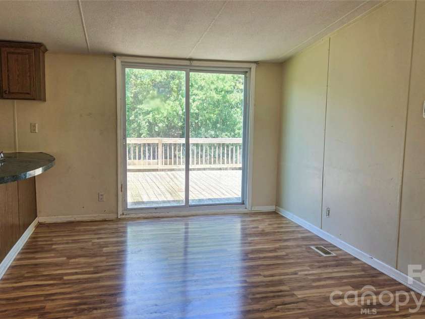 176 Crown Court, Kings Mountain, NC 28086.  MLS# CAR4417909, YatesRealty ID 46600. Dining/kitcehn