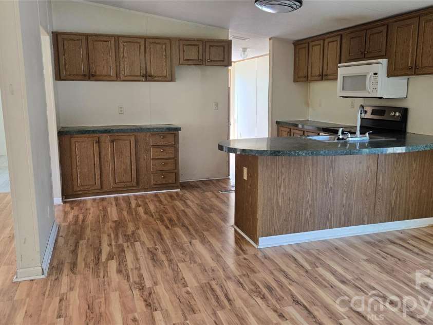 176 Crown Court, Kings Mountain, NC 28086.  MLS# CAR4417909, YatesRealty ID 46600. Kitchen