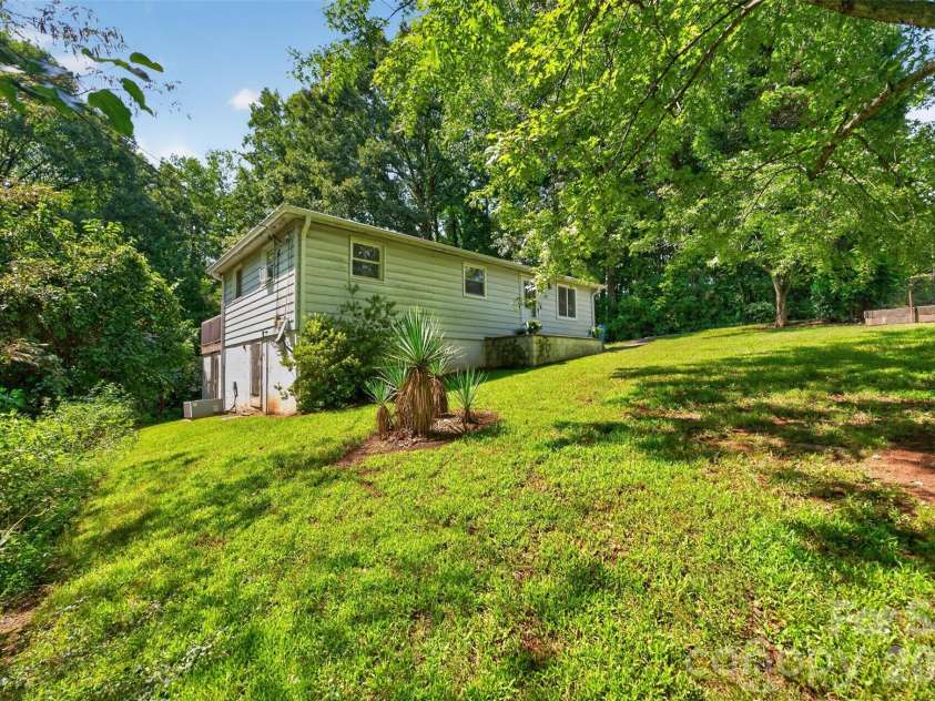314 22nd Street Court, Hickory, NC 28602.  MLS# CAR4417234, YatesRealty ID 46602. 