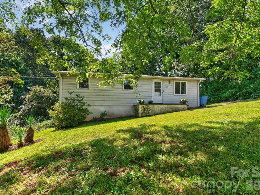 314 22nd Street Court, Hickory, NC 28602.  MLS# CAR4417234, YatesRealty ID 46602. 