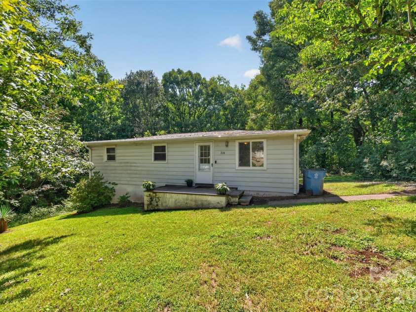 314 22nd Street Court, Hickory, NC 28602.  MLS# CAR4417234, YatesRealty ID 46602. 