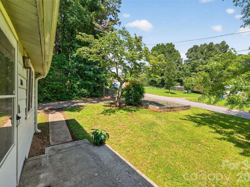 314 22nd Street Court, Hickory, NC 28602.  MLS# CAR4417234, YatesRealty ID 46602. 