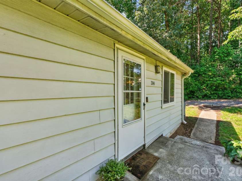 314 22nd Street Court, Hickory, NC 28602.  MLS# CAR4417234, YatesRealty ID 46602. 