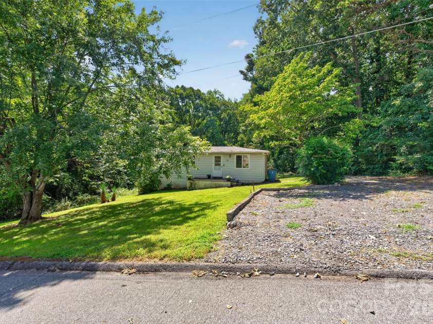314 22nd Street Court, Hickory, NC 28602.  MLS# CAR4417234, YatesRealty ID 46602. 